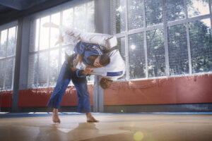 Dos luchadores de judo que muestran habilidad técnica